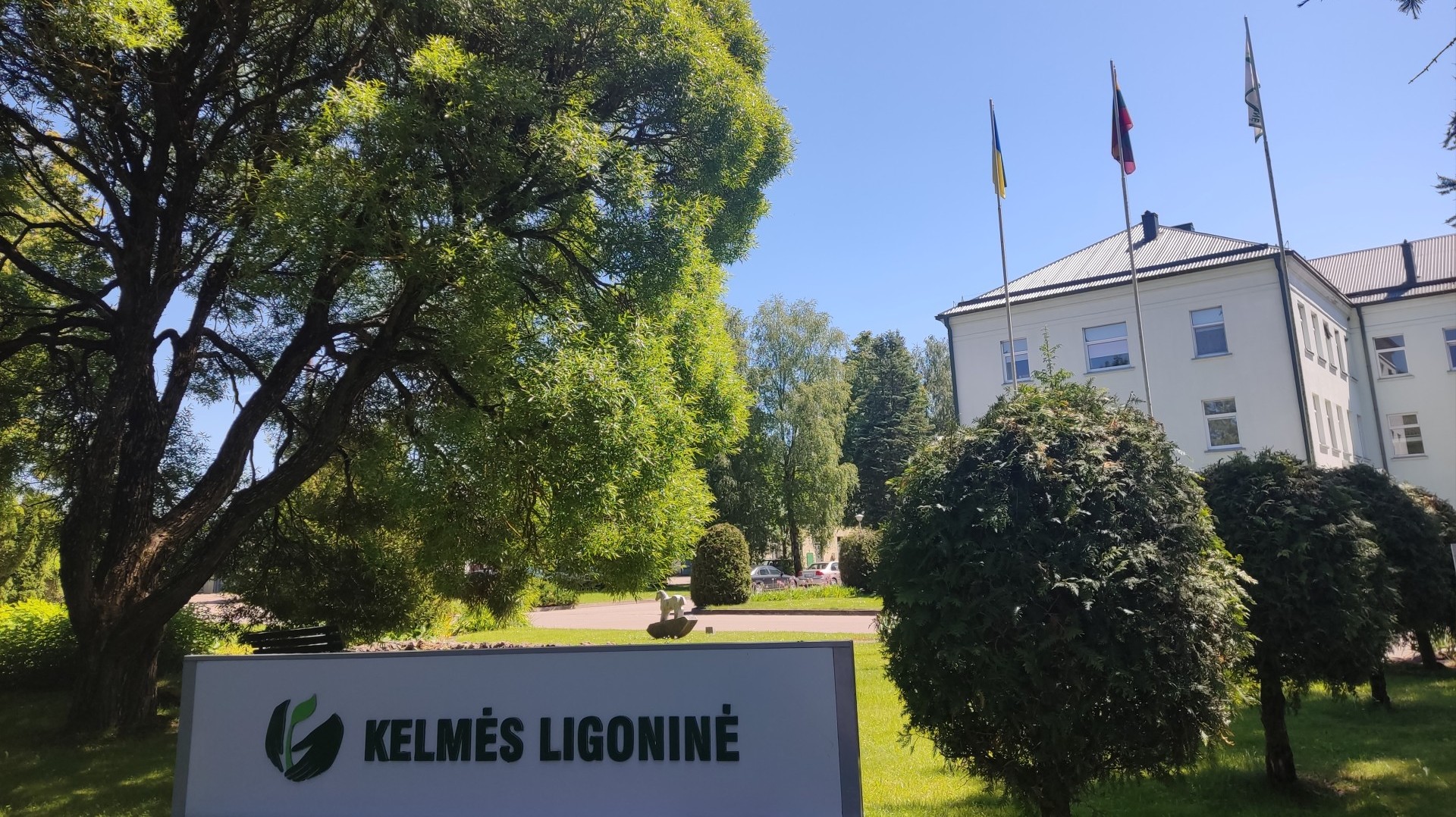 Kelmės ligoninės pastatas ir žalias kiemas