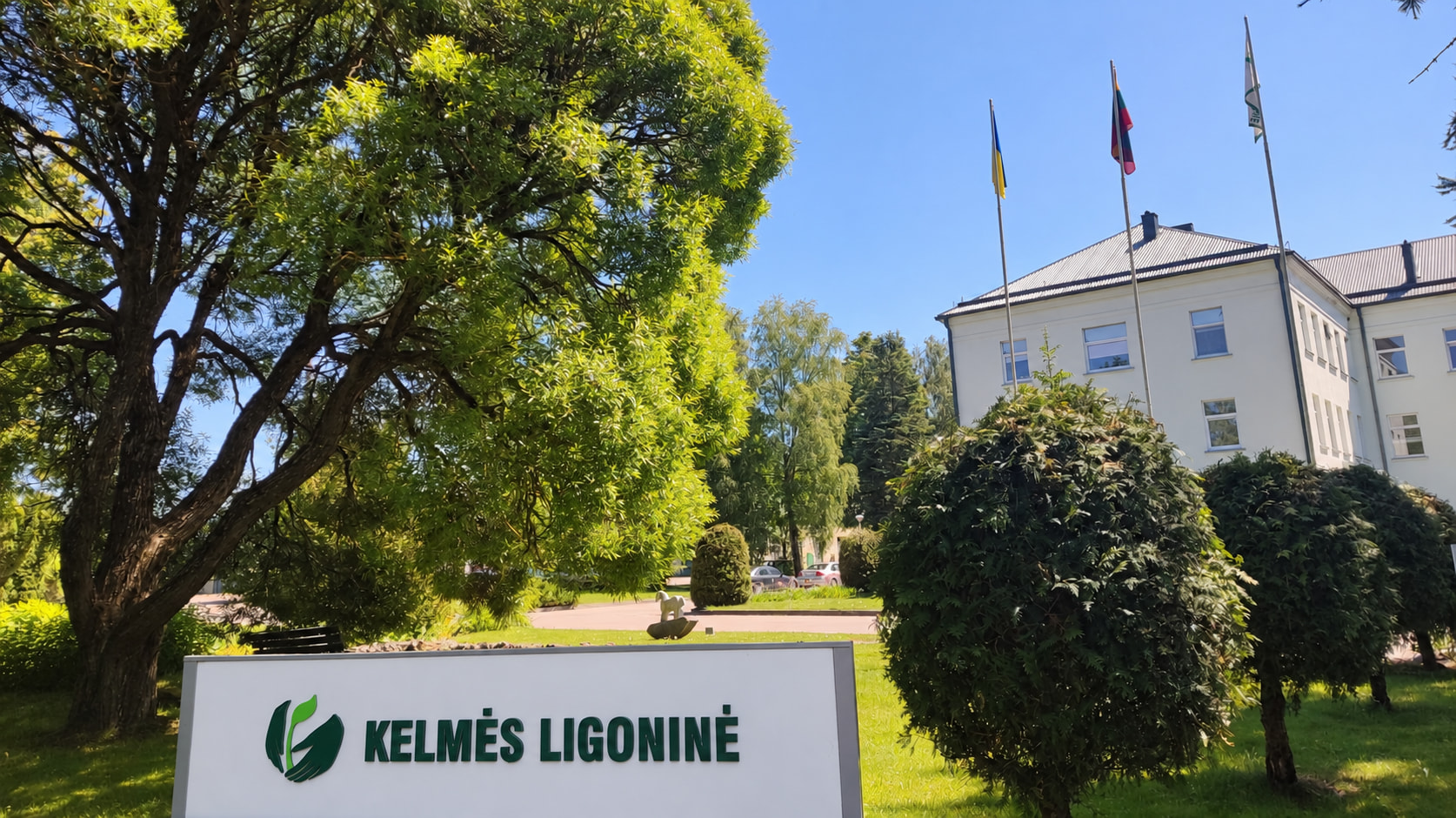 Kelmės ligoninės pastatas ir žalias kiemas